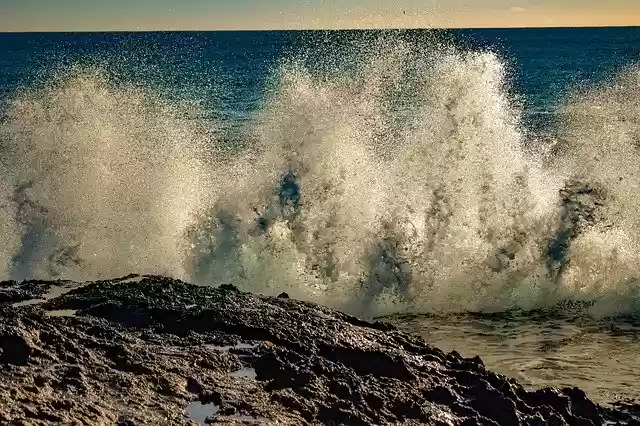 دانلود رایگان قالب عکس Wave Crashing Coast برای ویرایش با ویرایشگر تصویر آنلاین GIMP