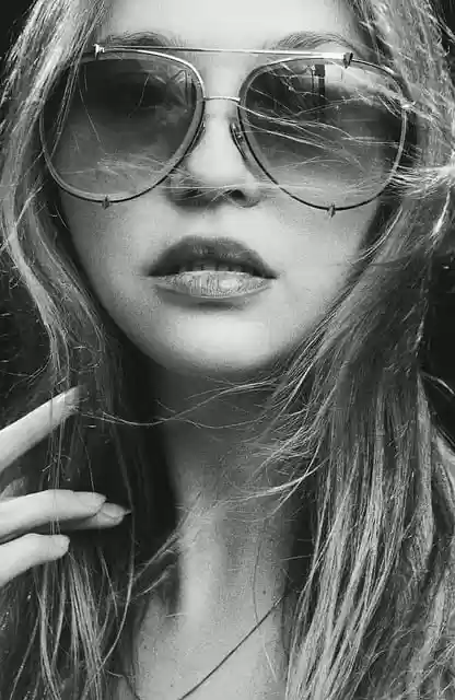 Descarga gratuita de imagen de modelo de mujer con gafas de sol y libertad para editar con el editor de imágenes en línea gratuito GIMP